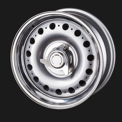 Alloy Wheels with Chrome Hubcaps for Classic Jaguar